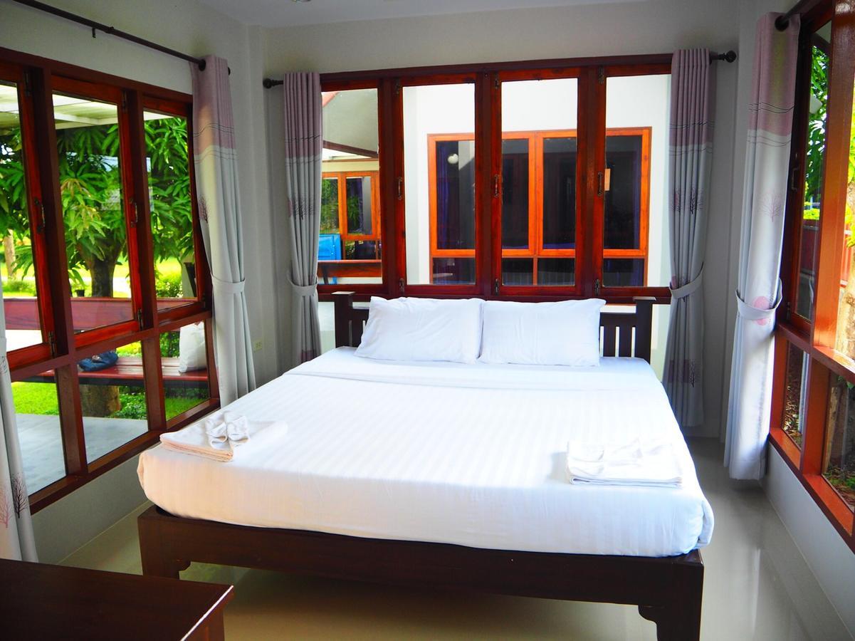 Bansuansiriwat Hotel Ban Tak Bagian luar foto