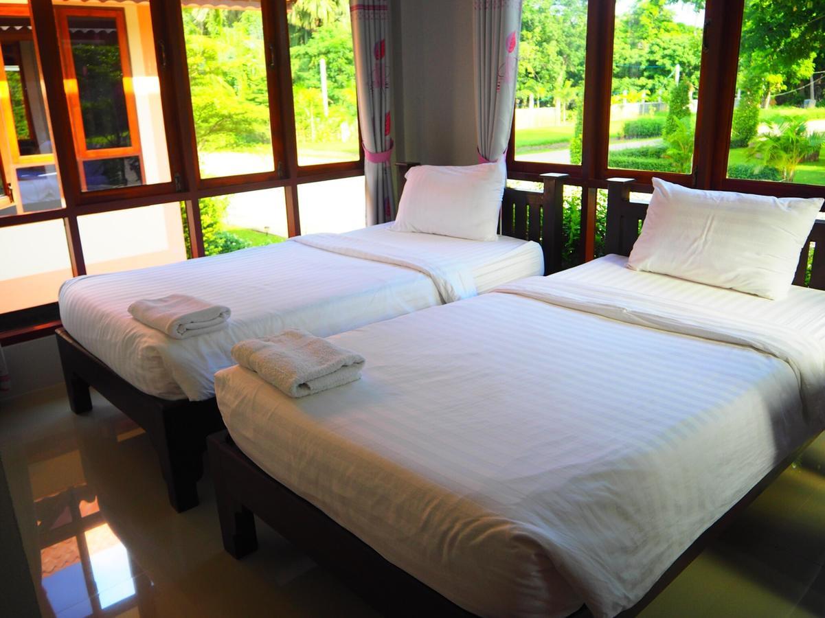 Bansuansiriwat Hotel Ban Tak Bagian luar foto